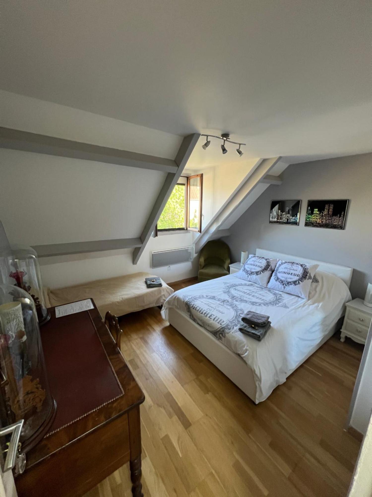 La Maison Du Bonheur Saintry-sur-Seine Exteriör bild